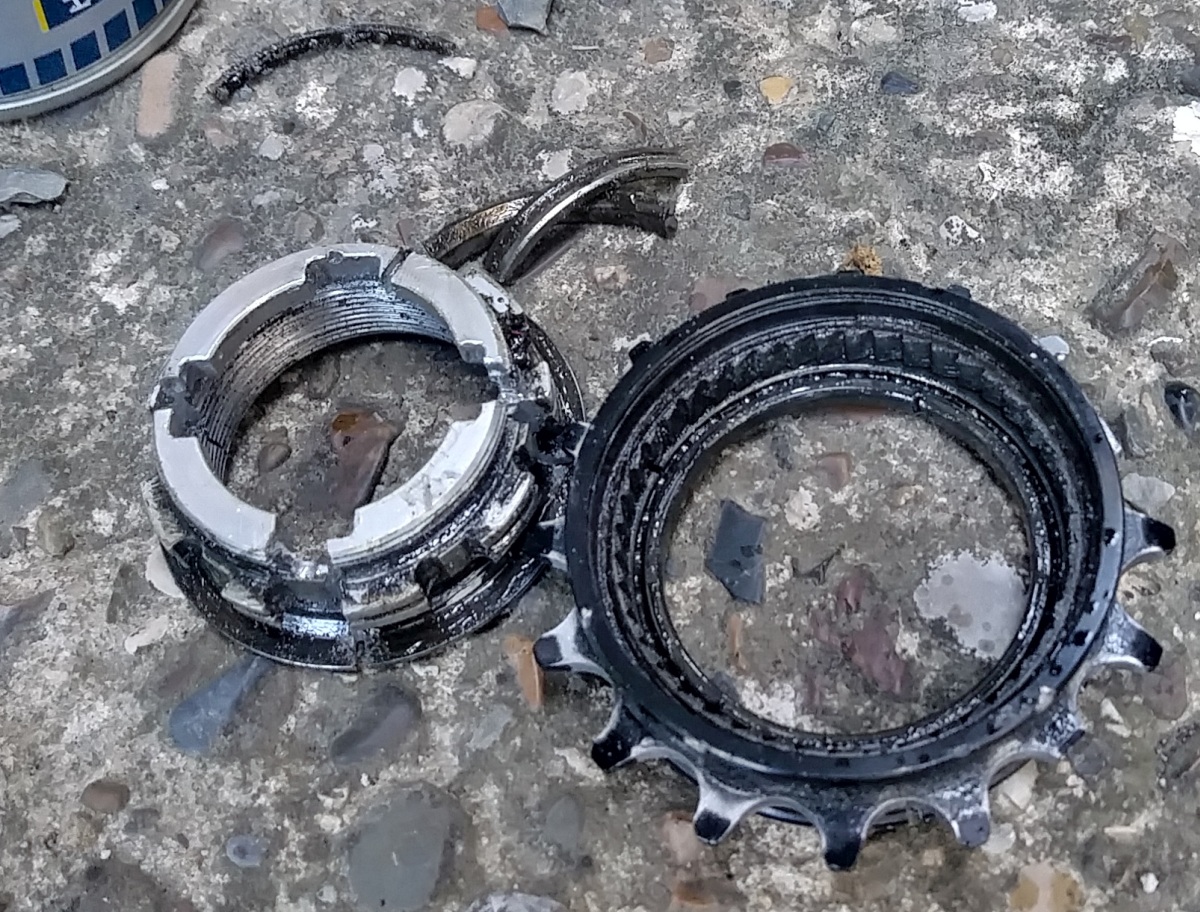 The old failed freewheel after a succesfful and destructive disassembly